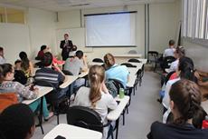 Acadêmicos da UFSC participam de reunião com representantes do SIMESC