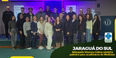 Jaraguá do Sul: Advogada Vanessa Lisboa ministra palestra para acadêmicos de Medicina